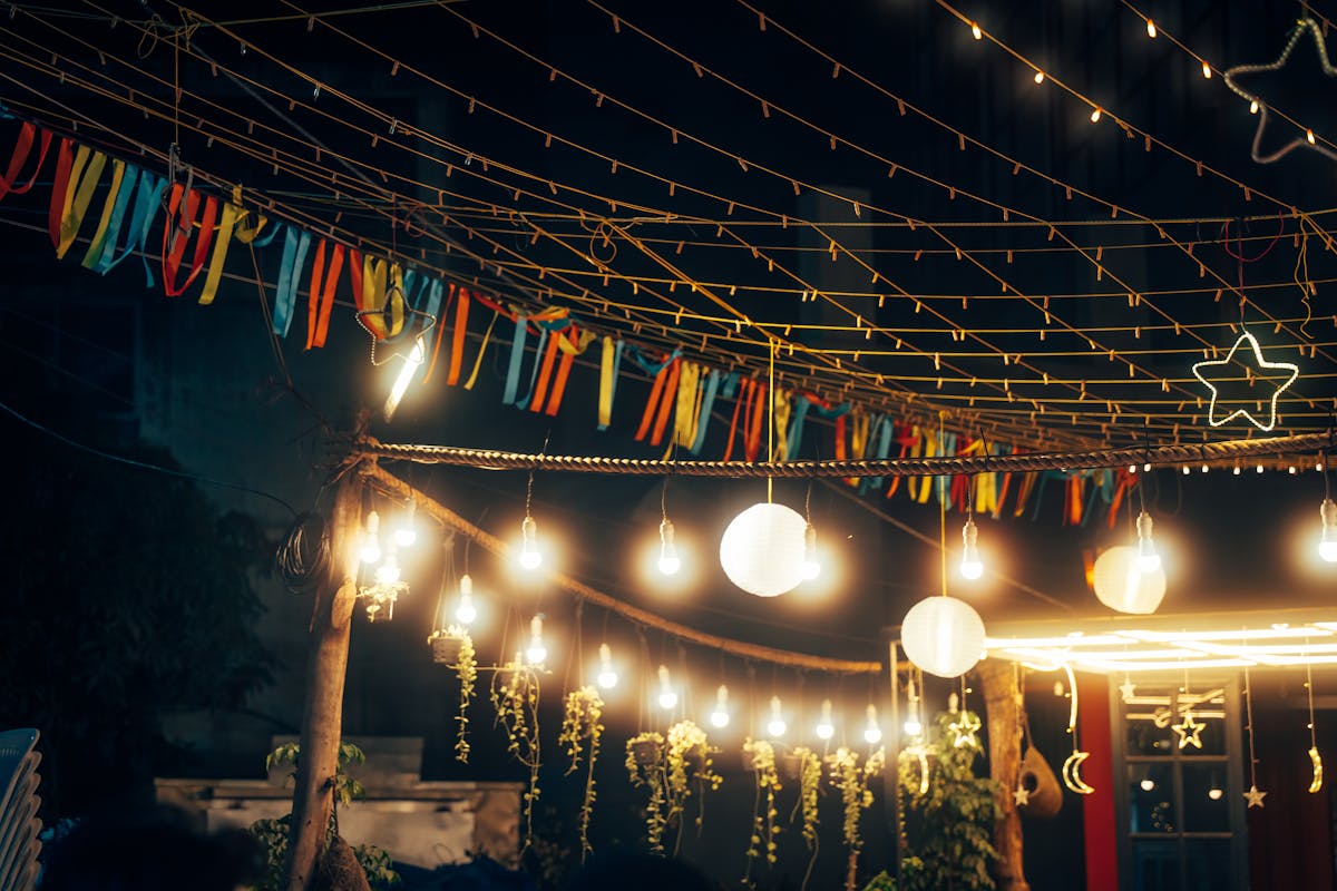 Guirlandes et fête sur la plage